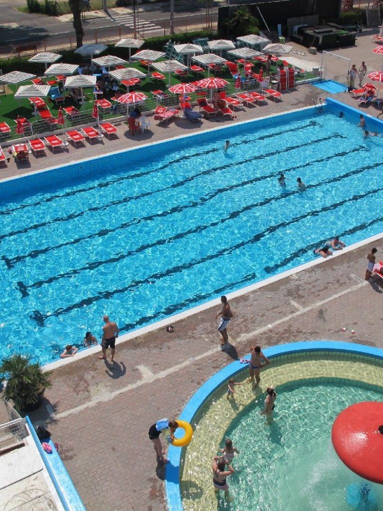 Immagine principale della sezione Intro dal titolo "Have fun at Beach Village"