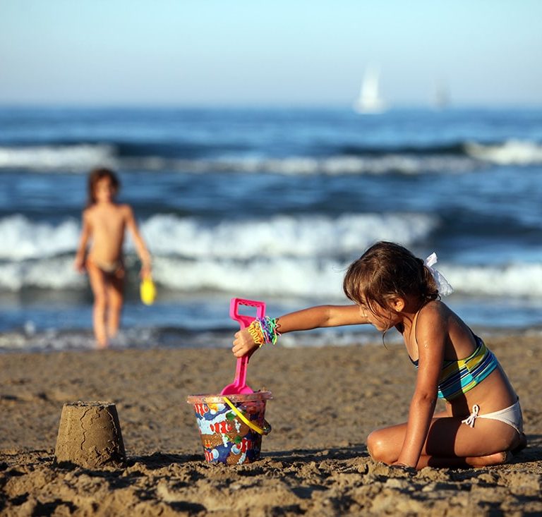 Immagine principale della sezione Intro dal titolo "Two affiliated beaches"