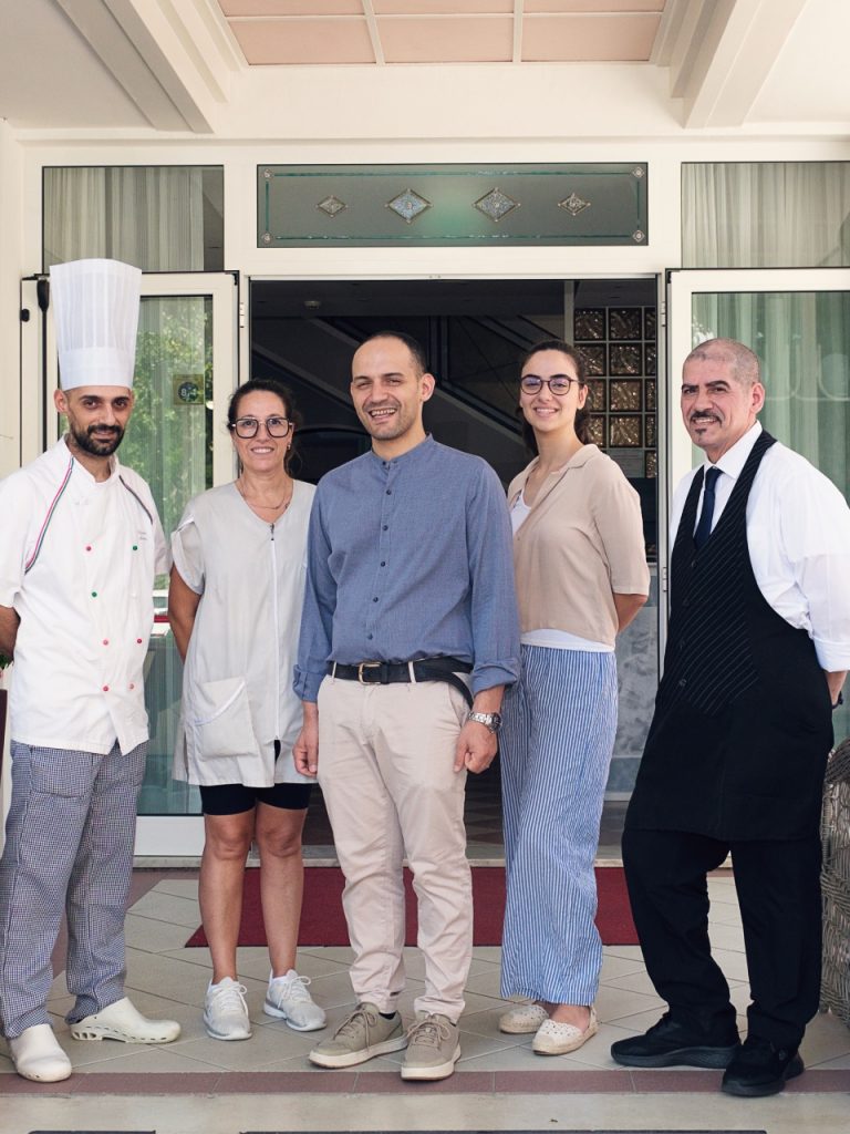 Immagine principale della sezione Intro dal titolo "Hotel Cheri: dove il mare incontra il calore di casa"